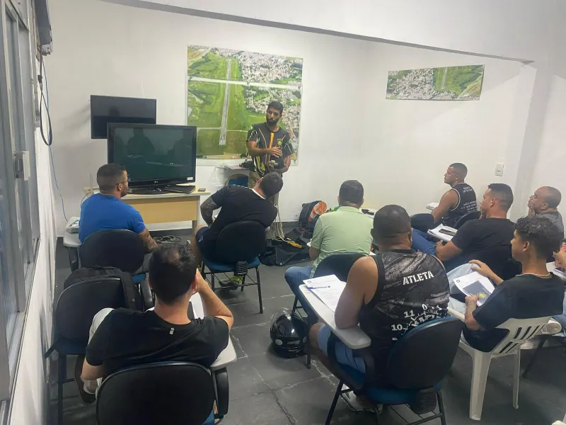 Imagem ilustrativa de Aulas práticas de paraquedismo na Barra da Tijuca