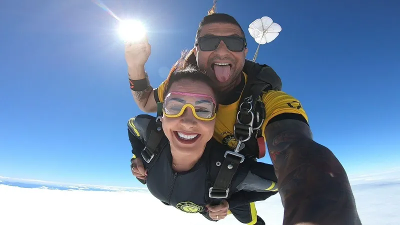 Salto duplo em locais turísticos na Barra da Tijuca
