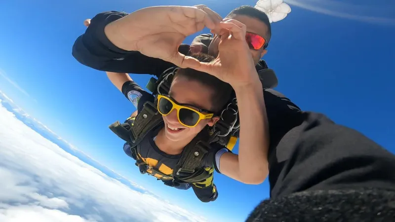 Salto de paraquedas com amigos