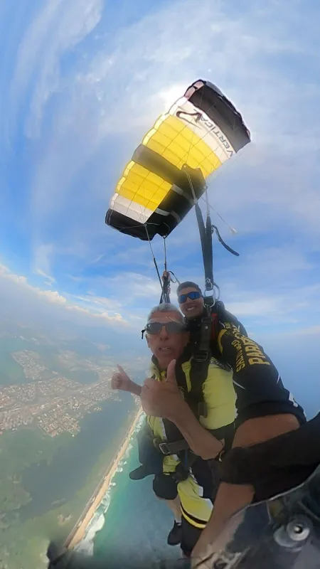 Salto de paraquedas em lugares turísticos no Rio de Janeiro