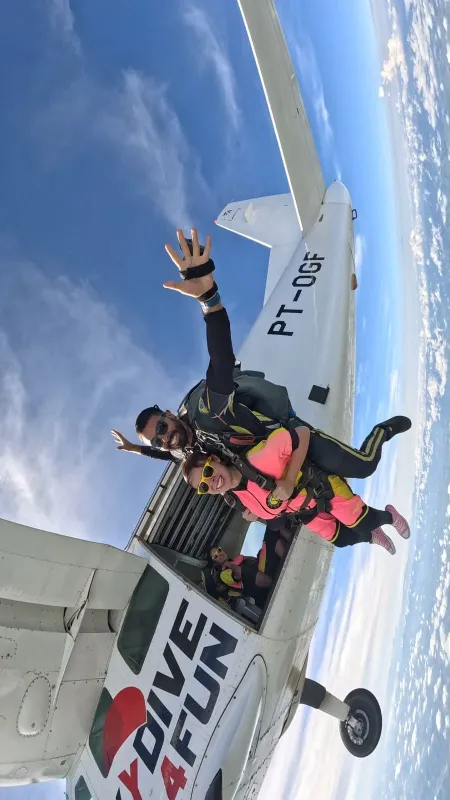 Treinamento de paraquedismo com instrutores experientes