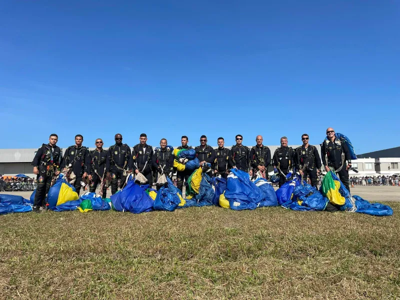 Treinamento de paraquedismo com instrutores experientes no Rio de Janeiro